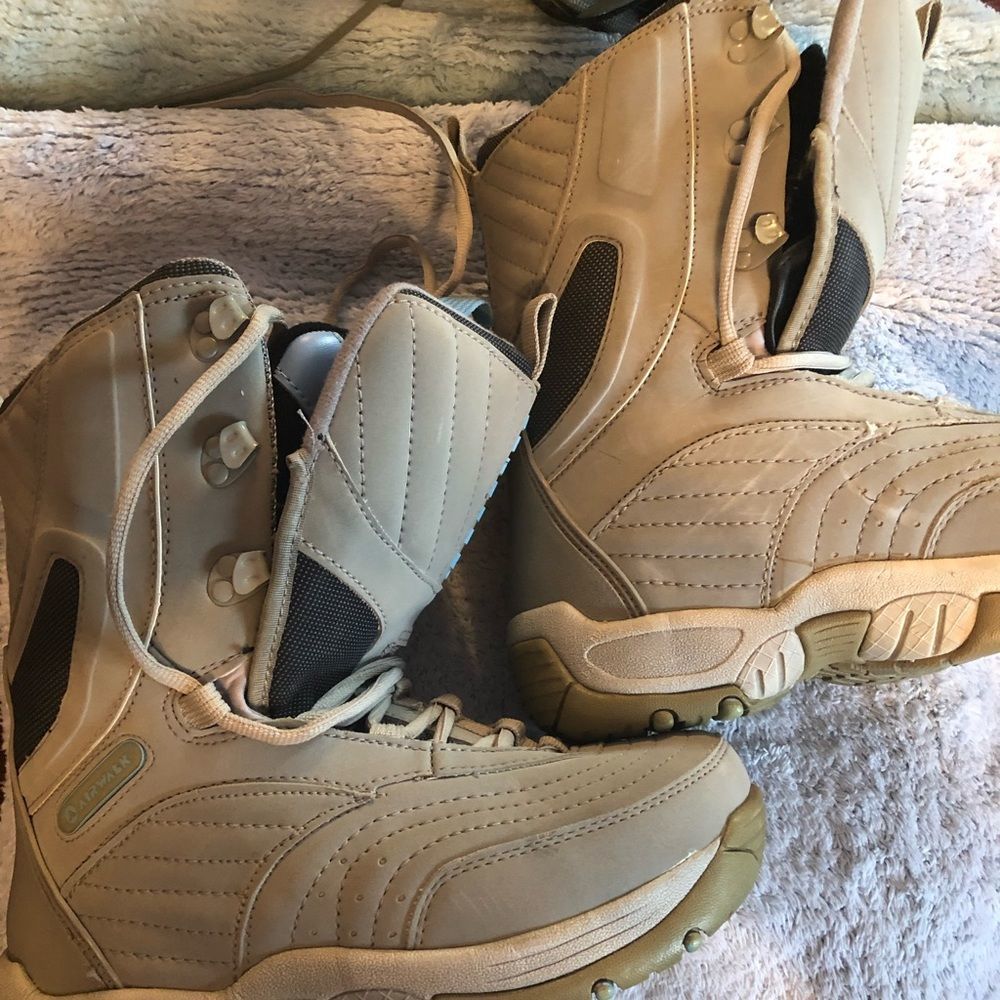 Airwalk snow boarding boots and insoles
